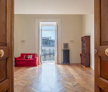 Prestigioso appartamento con ampio balcone nel cuore di Chiaia - Foto 2