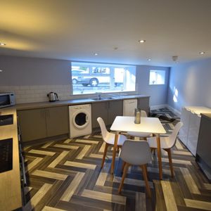 1 bedroom Flat To Let - Photo 2