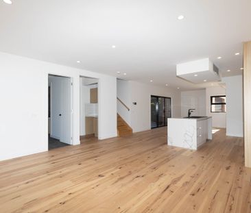 Service lane entry, offset on bell street! - Photo 5