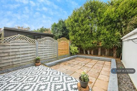 4 bedroom semi-detached house to rent - Photo 5