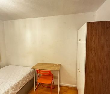 Room in a Shared House, Douglas Close, SM6 - Photo 5