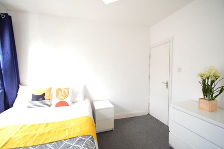 Room in a Shared Flat, West Kensington Mansions, W14 - Photo 4