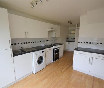 3 bedroom semi-detached house to rent - Photo 5