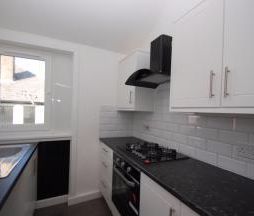 3 bedroom flat to rent - Photo 2