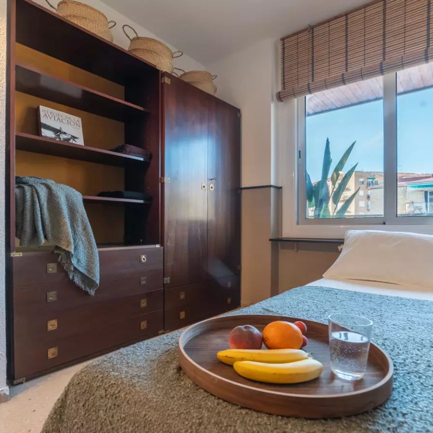 Room in a shared 7-bedroom apartment for rent in el Congrés i els Indians, Barcelona. - Foto 1