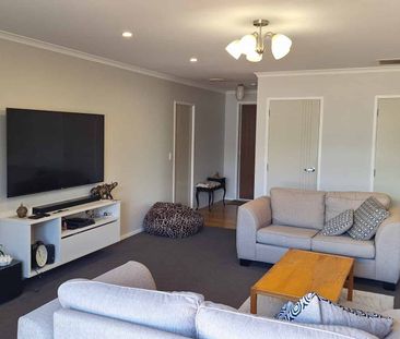 Modern 4 Bedroom Home - Photo 2