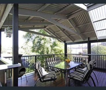 Large Family House Featuring a Beautiful Pool - Photo 2