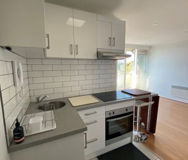 Beachside Bliss – Renovated Studio with Balcony & Parking! - Photo 4