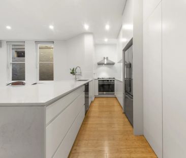 Spacious 5-Bedroom Family Home in a Prime Queens Park Location- Off... - Photo 2