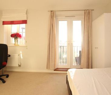 ** STUDENT HOUSE!!!!! Five bedrooms and fully furnished available f... - Photo 4