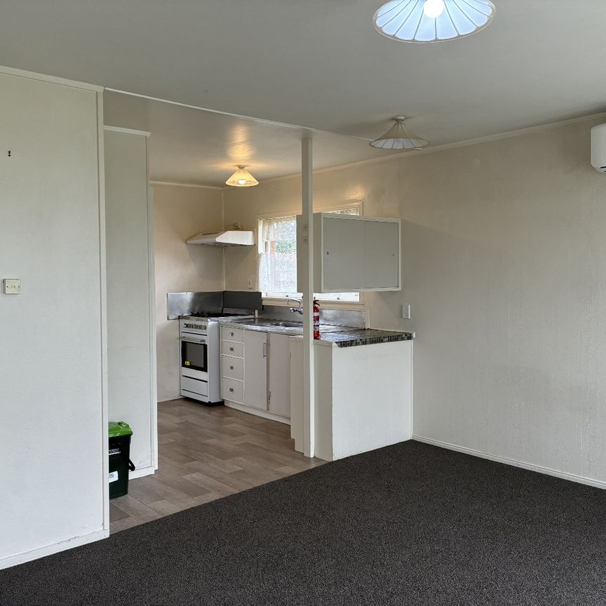 Tidy unit in block of three - Photo 1