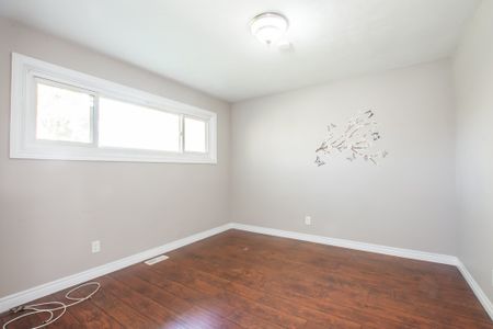 **ALL INCLUSIVE** BEAUTIFUL 3 BEDROOM MAIN UNIT IN HAMILTON!! - Photo 2