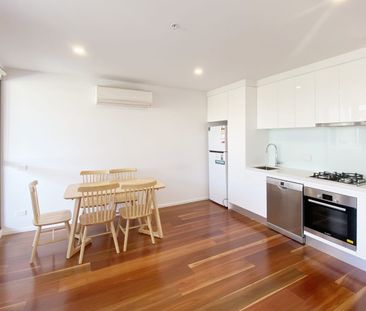 Furnished 2 Bed Apt + Parking in Prime Location - Photo 4