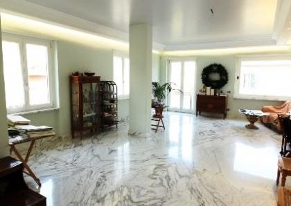 Aventino-S.Saba: Brand new 3 Bedroom, 3 bath, spacious triple living-dining room, modern kitchen, large balconies. Air conditioning, alarm, lots of natural light, located on quiet tree lined street walking distance to all services, metro, FAO. Ref 2057