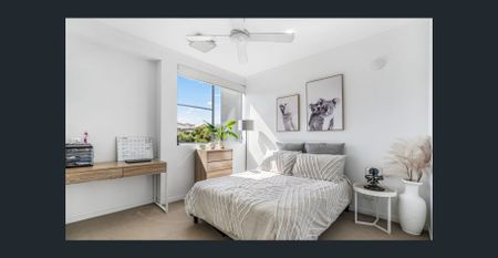 Modern Living in a Secure Varsity Lakes Community - Photo 2