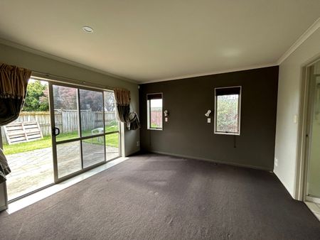 Spacious Home with Two Lounges and Five Bedrooms - Papamoa - Photo 3