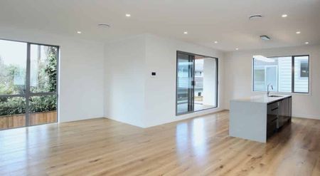 Near New Executive Family Home - Photo 3