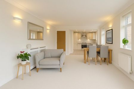 2 bedroom Flat To Let - Photo 2