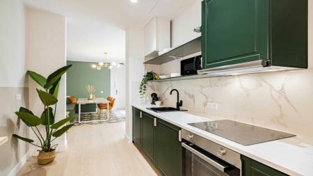 Room in a shared 16-bedroom apartment for rent in Sol, all bills included - Foto 3