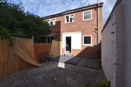 2 bedroom semi-detached house to rent - Photo 5