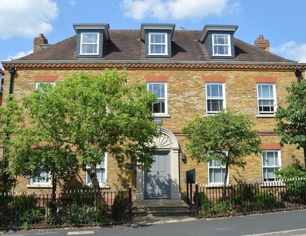 Baker Street, Weybridge, KT13 - Photo 1