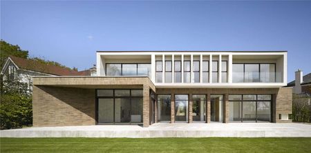 A contemporary masterpiece in one of Cheshire's most exclusive settings. - Photo 4