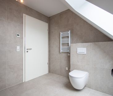 Modernes Wohnen im Dachgeschoss – Neubau mit Kamin und großem Balkon - Foto 3
