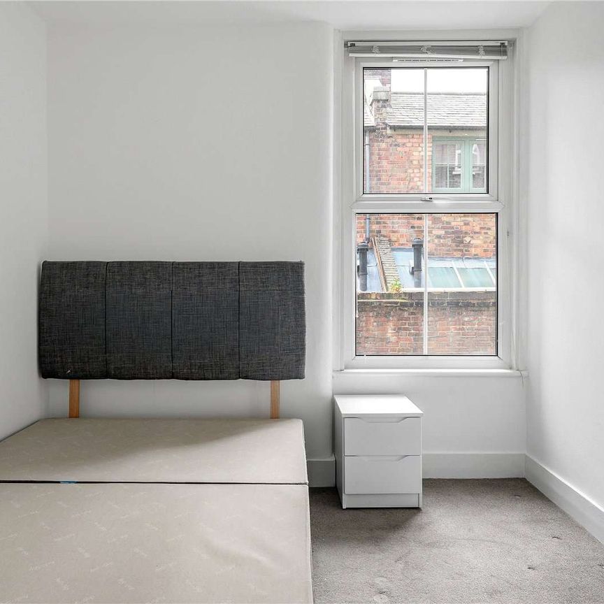 A good size one bedroom in a red brick mansion block. - Photo 1