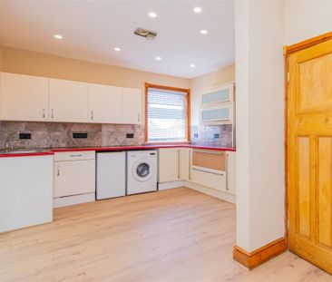 3 bed House - Detached To Let - Photo 1