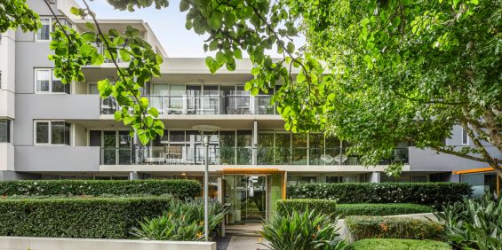 Secure ground floor stunner with two outdoor areas. - Photo 3