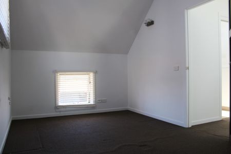 Stylish 2-Bedroom Unit in Sought-After West Hobart - Photo 4