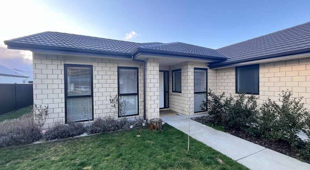 4 bedrooms 2 bathrooms fully fenced - Photo 1