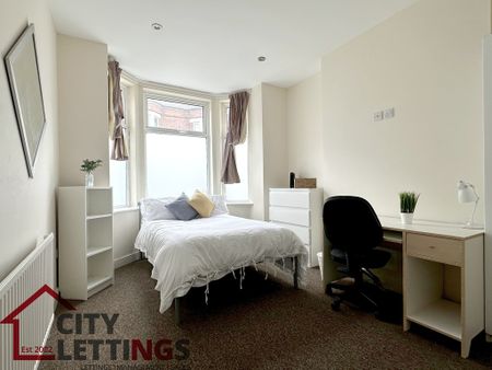 5 Bedroom Mid Terraced House - Photo 5
