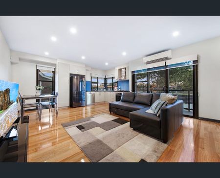 Stylish & Spacious Living in Leafy Blackburn - Photo 2