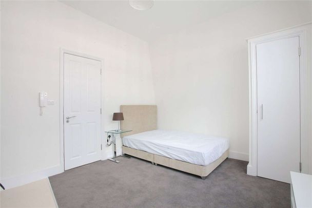 This studio flat benefits from its own kitchenette and is well situated in South Kensington. - Photo 1