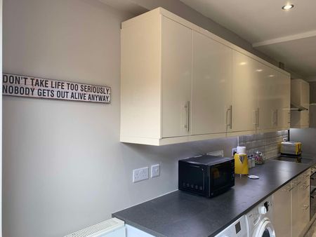 8 Oxford Road Room 2 - Photo 4