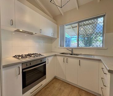 Renovated 2-Bedroom Villa with Garden in Sought-After Palmyra - Photo 5