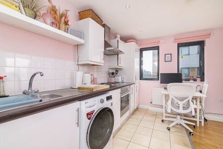 Attractive one bed flat to let in London, E15 1PD - Photo 3