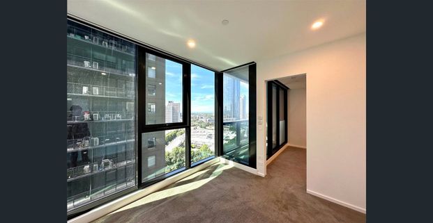 MAGNIFICENT CORNER THREE BEDROOM APARTMENT LOCATED IN THE HEART OF SOUTHBANK - Photo 1