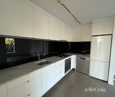 One-Bedroom Apartment in Princes Hill - Photo 3