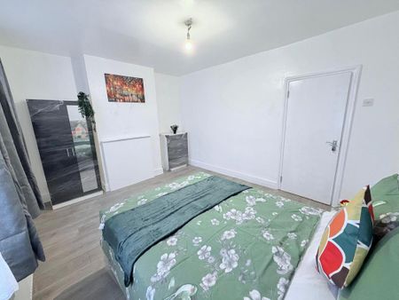 5 bedroom semi-detached house to rent - Photo 4