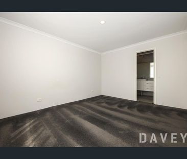 STYLISH RENOVATED 3 BEDROOM 2 BATHROOM TOWNHOUSE - Photo 5
