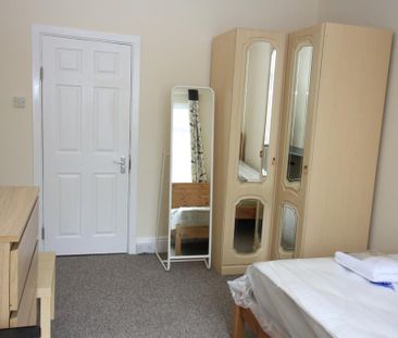 6 bedroom end of terrace house to rent - Photo 3