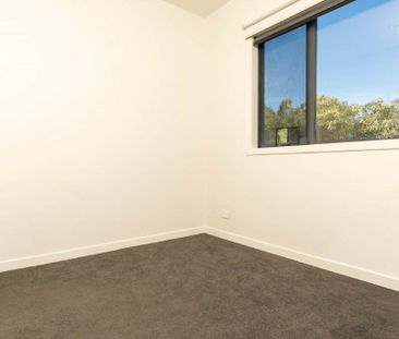 Trendy and near new - Photo 3