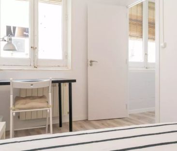 Room in a shared 12-bedroom apartment for rent in Sol, with all bills included - Photo 1