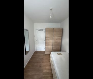 Room in a Shared Flat, Wood Green Station, N22 - Photo 2