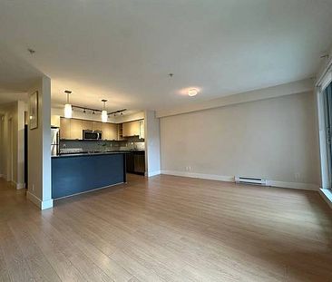 beautiful corner unit offers 2 bedrooms - Photo 2