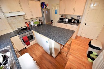 5 bedroom House in Beamsley Terrace, Leeds - Photo 4
