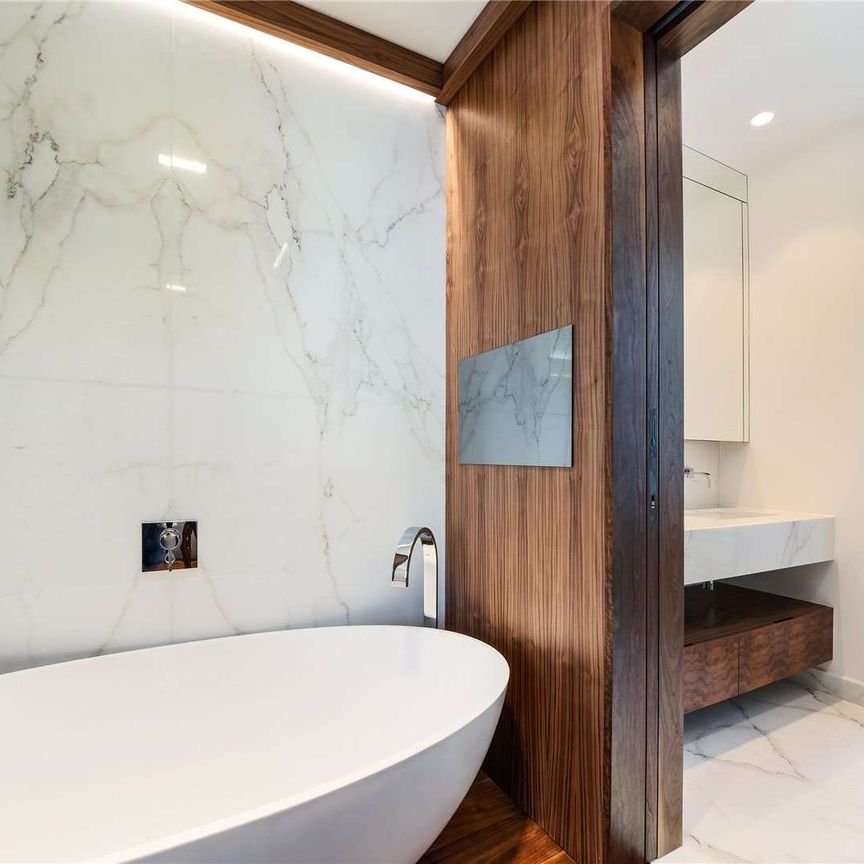 Immaculately designed house, with bespoke fixtures and fittings. - Photo 1