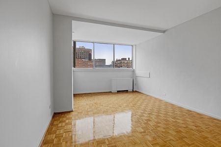 Kenson Towers, a reputable apartment building located in the central core of downtown Ottawa. - Photo 2